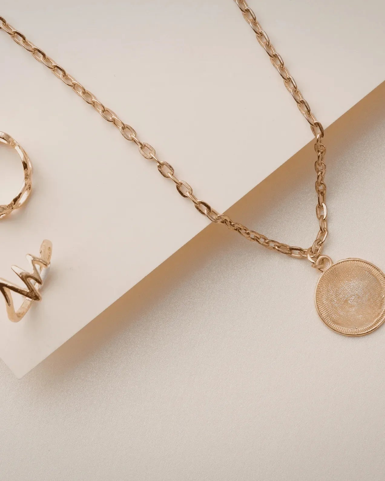 💍 2. How to Style Jewelery for Every Mood