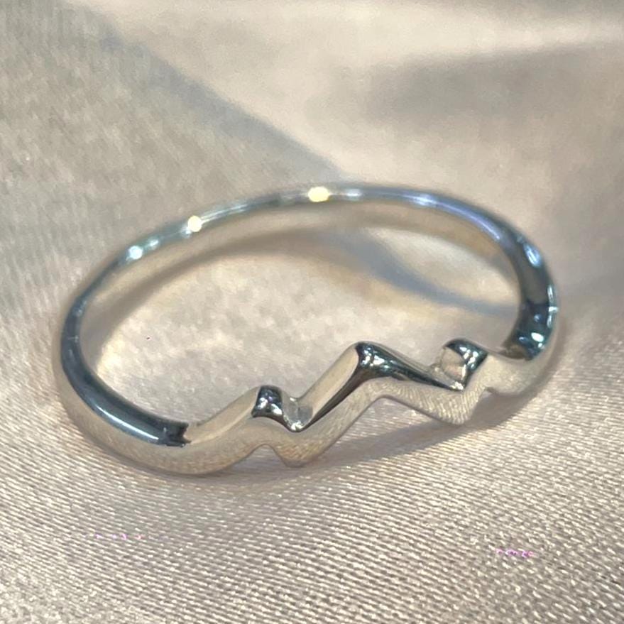 Dainty Stackable Ring in Sterling Silver Suvera Jewelery Birthday_Gift Chunky_Ring Dainty_Ring Diamond_Ring Engagement_Ring Minimalist_Ring Promise_Ring Silver_Jewelry Silver_Ring Statement_Ring Sterling_Silver_Ring Wave_Ring Wedding_Band
