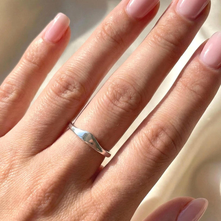 Minimal Wave Band Ring in 925 Sterling Silver Suvera Jewelery 925_Sterling_Silver Anniversary_Ring Birthday_Gift Curved_Wedding_Band Delicate_Ring Everyday_Ring Fine_Jewelry Gift_for_Women Promise_Ring Push_Present Silver_Ring